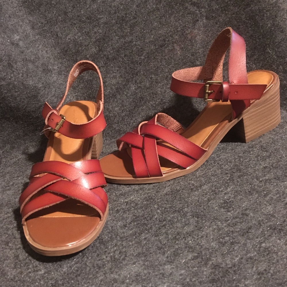 NWOT universal thread heeled sandals